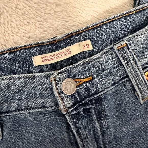 Levi’s high waisted mom jeans - Picture 4 of 5